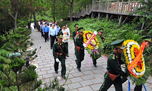 Chủ tịch UBTW Mặt trận Tổ quốc Việt Nam dâng hương tưởng nhớ Đại tướng Võ Nguyên Giáp - ảnh 1