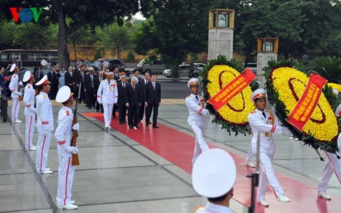 Lãnh đạo Đảng, Nhà nước viếng Chủ tịch Hồ Chí Minh và tưởng niệm các Anh hùng liệt sỹ  - ảnh 2