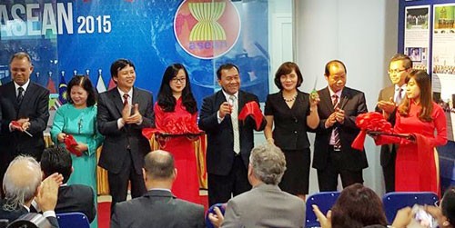 Triển lãm ảnh “ASEAN - 48 năm hòa bình, phát triển và 20 năm Việt Nam gia nhập ASEAN”  - ảnh 1