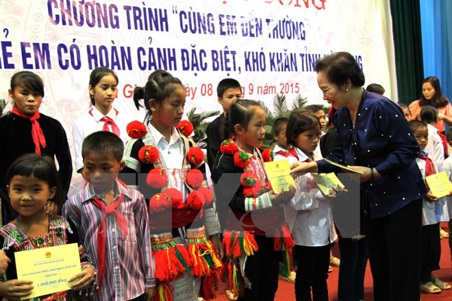 Trao tặng học bổng “Cùng em đến trường” cho trẻ em có hoàn cảnh đặc biệt khó khăn tại tỉnh Hà Giang  - ảnh 1