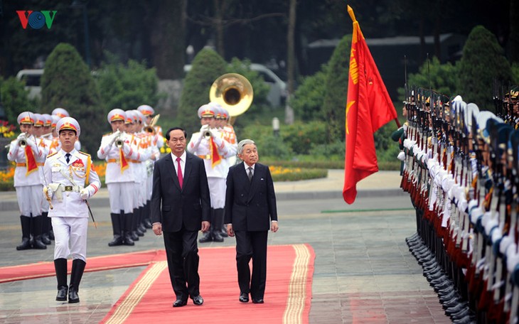 Chủ tịch nước Trần Đại Quang chủ trì lễ đón và hội kiến Nhà vua và Hoàng hậu Nhật Bản Akihito - ảnh 1