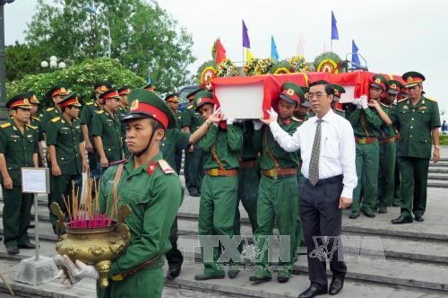 Truy điệu, an táng hài cốt liệt sỹ Việt Nam tại Lào và Campuchia - ảnh 1