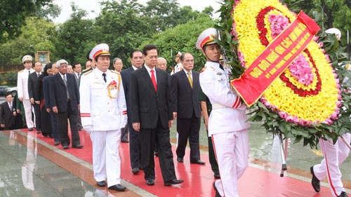 บรรดาผู้นำพรรค รัฐ รัฐสภาและรัฐบาลไปวางพวงหรีด ณ สุสานประธานโฮจิมินห์กรุงฮานอย  - ảnh 1