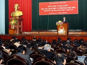 การประชุมปฏิบัติมติของที่ประชุมคณะกรรมการกลางพรรคนัดที่ ๖ สมัยที่ ๑๑ - ảnh 1