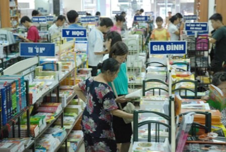 ตลาดหนังสือเรียนและเครื่องเขียนก่อนวันเปิดเทอมปีการศึกษาใหม่ - ảnh 2