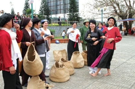 Chay Ro-การละเล่นพื้นบ้านที่เป็นเอกลักษณ์ของชาว Kinh Bac - ảnh 1