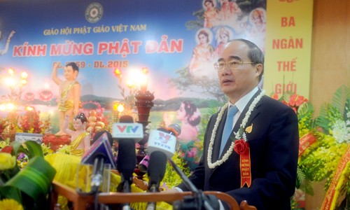 พระภิกษุสามเณรและพุทธศาสนิกชนเดินพร้อมในการสร้างสรรค์และปกป้องประเทศ - ảnh 1