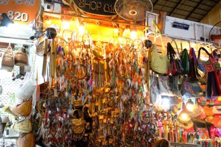 เที่ยวตลาดเบ๊นแถ่งในนครโฮจิมิน์ - ảnh 4