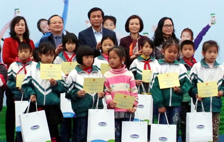 Disadvantaged children receive scholarships - ảnh 1