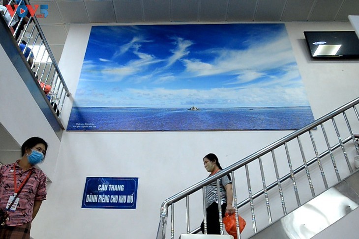 Lovely photos of Truong Sa (Spratly) archipelago seen in Hanoi Medical University Hospital - ảnh 2