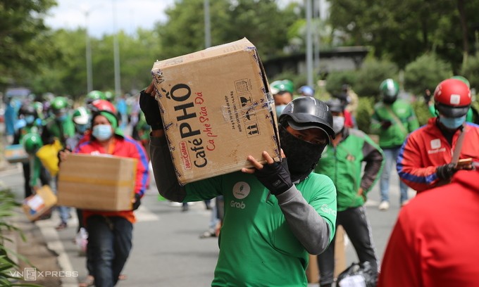 HCMC delivery people to ship goods to only one district to prevent COVID-19 spread - ảnh 1