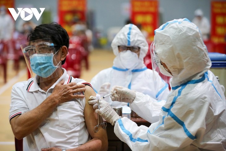 Initial COVID-19 vaccination drive begins in Da Nang - ảnh 14