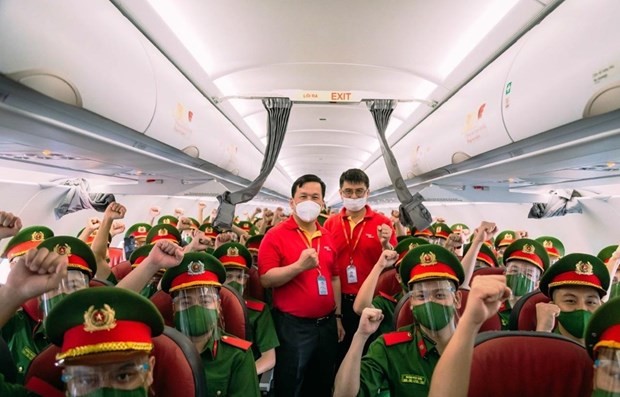 Vietjet flies 1,000 policemen to support HCM City’s COVID-19 fight - ảnh 1