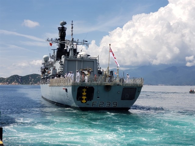 British navy warship docks at Cam Ranh Port, beginning Vietnam visit  - ảnh 1