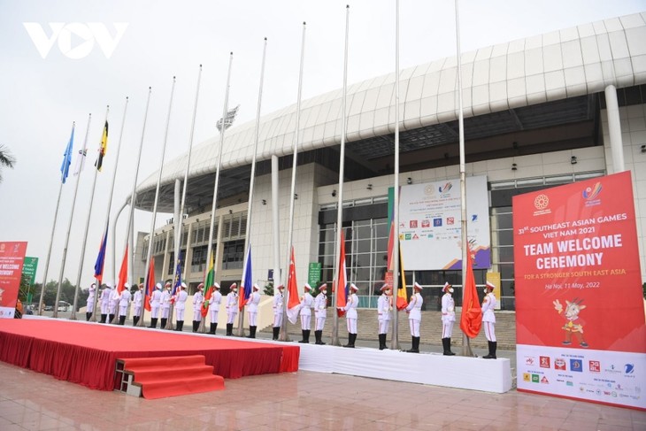 Flag hoisting ceremony uplifts sportsmanship - ảnh 1