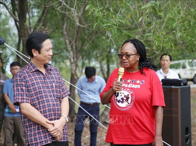 US Under Secretary of State observes unexploded ordnance clearance in Quang Tri - ảnh 1