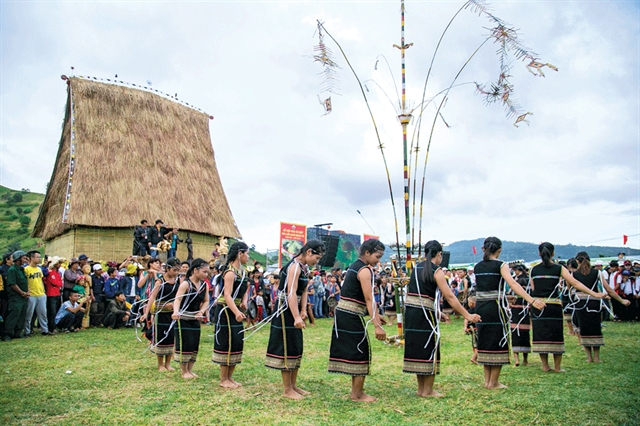 Festival-goers given chance to paraglide over extinct volcano - ảnh 3