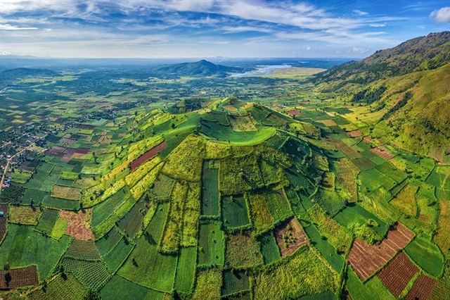 Festival-goers given chance to paraglide over extinct volcano - ảnh 2