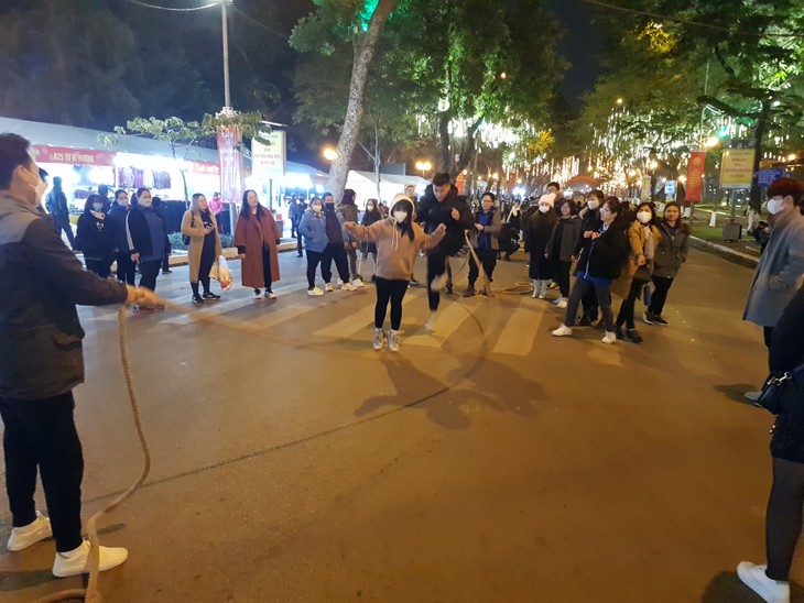 Hanoi opens new walking street - ảnh 2