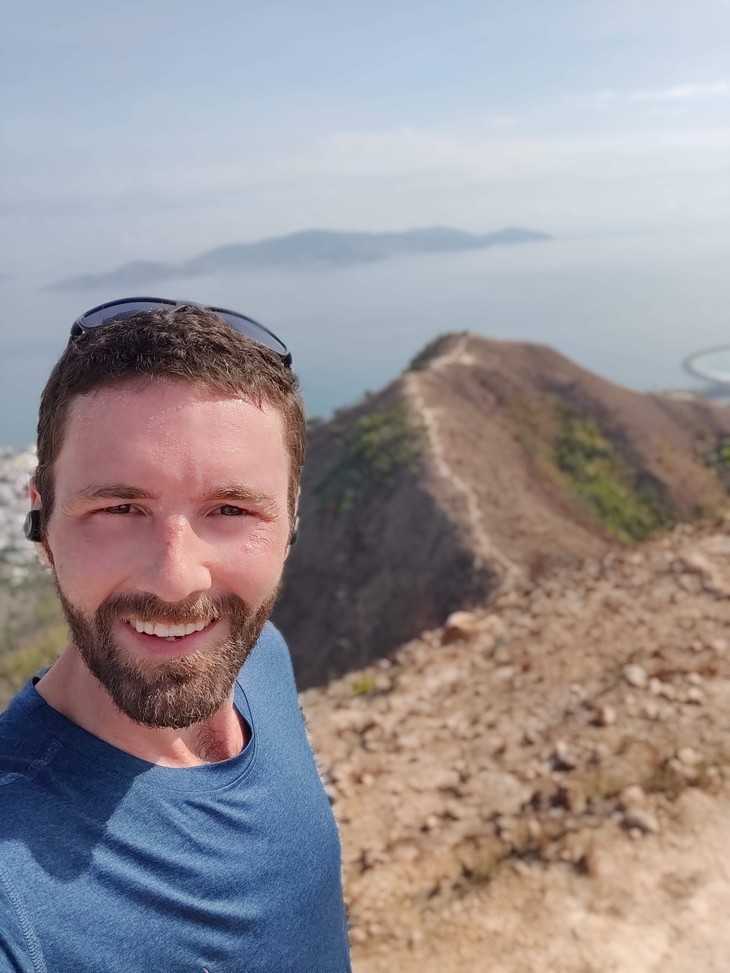 American man explores Vietnam on bicycle  - ảnh 1