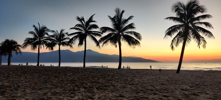 American man explores Vietnam on bicycle  - ảnh 4