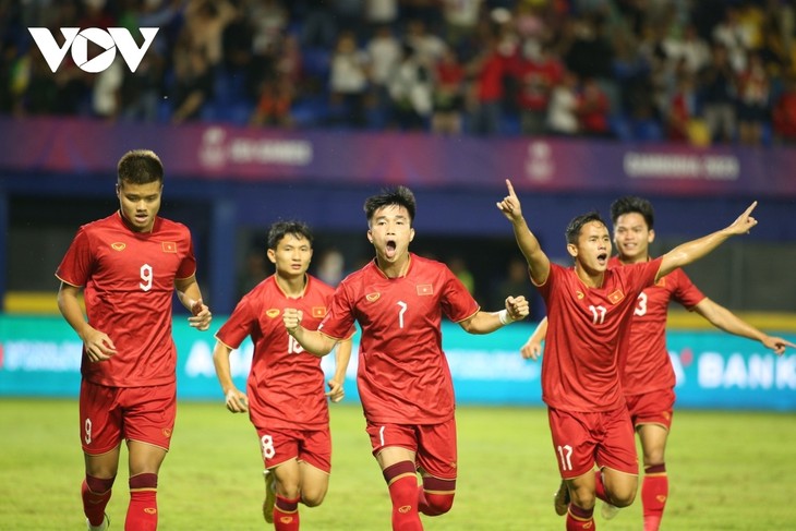 SEA Games 32: U22 Vietnam cruise into semi-finals - ảnh 1