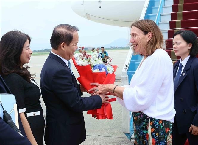 Australian Senate President arrives in Hanoi to deepen ties with Vietnam  - ảnh 1