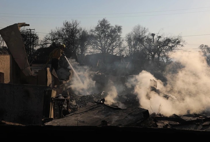 Los Angeles races to contain wildfires before severe winds return - ảnh 1