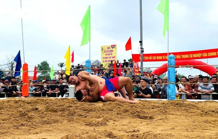 Sinh village welcomes Lunar New Year with wrestling festival - ảnh 1