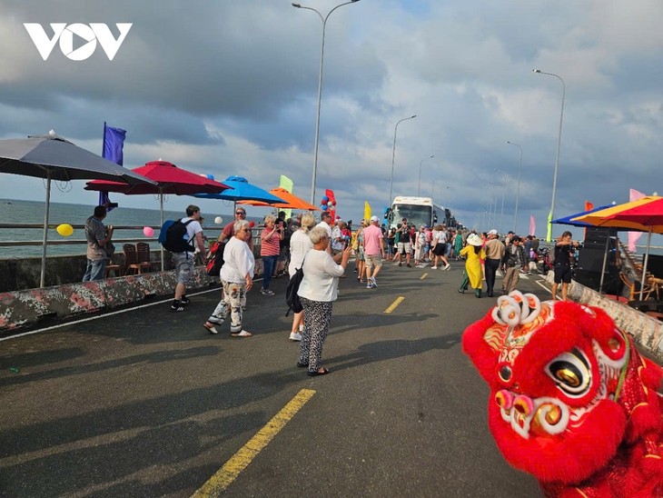 Phu Quoc island welcomes over 2,000 foreigners on AIDA Stella cruise ship - ảnh 1