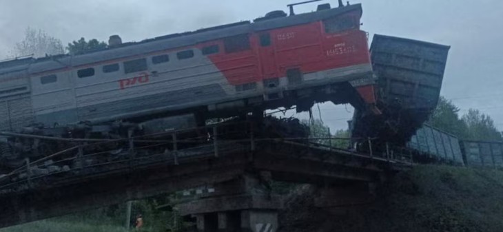 Bridges collapse in 2 Russian regions bordering Ukraine, 7 dead - ảnh 1