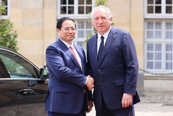 PM Chinh, French counterpart Bayrou discuss deepening bilateral ties - ảnh 1