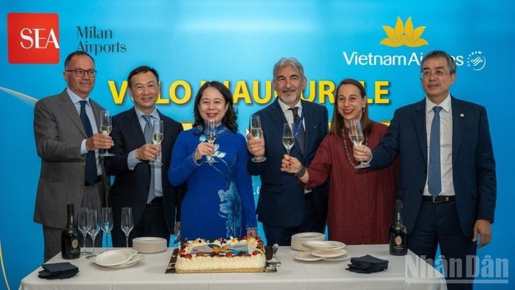 Vietnam Airlines launches first Hanoi-Milan direct air route - ảnh 1