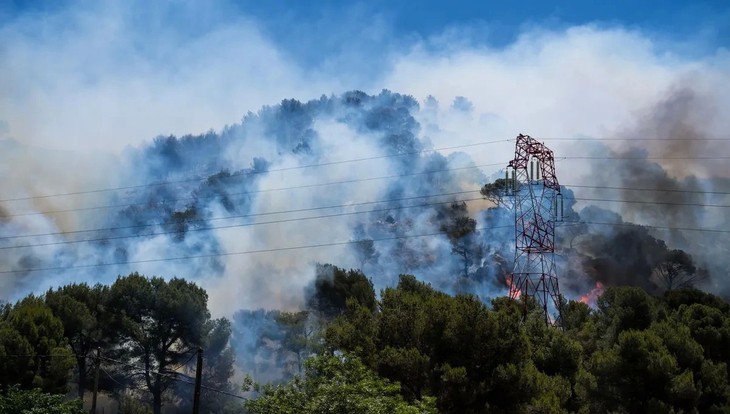 450 people evacuated from fires in several areas of France - ảnh 1