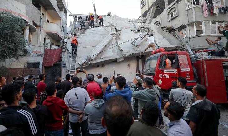 Israeli airstrikes kill at least 20 people in Gaza, medics say - ảnh 1