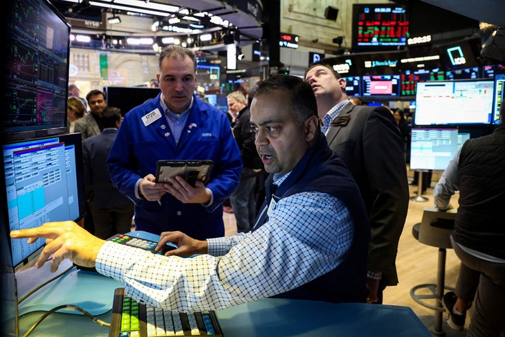 Stocks fall, gold and oil rise after Middle East attacks - ảnh 1