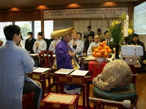 ชมรมชาวเวียดนามในญี่ปุ่นสวดอุทิศส่วนกุศลให้แก่บรรดาผู้เคราะห์ร้ายจากแผ่นดินไหว - ảnh 1