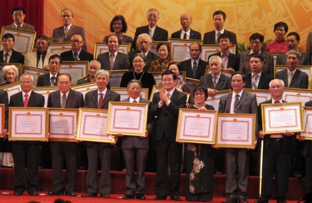 พิธีมอบรางวัลแห่งรัฐด้านศิลปะวรรณกรรมและการประกาศเกียรติคุณเป็นศิลปินยอดเยี่ยม - ảnh 1