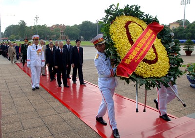 ผู้นำพรรคและรัฐเวียดนามเข้าเคารพศพประธานโฮจิมินห์ - ảnh 1