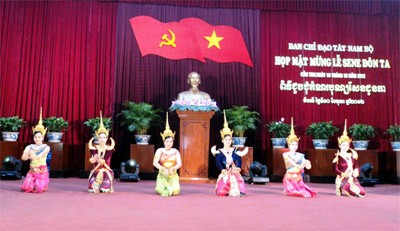 จังหวัดTrà Vinh จัดการพบปะสังสรรค์เพื่อฉลองเทศกาลSene Đôn ta - ảnh 1