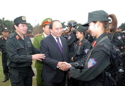 ผู้นำพรรคและรัฐเยี่ยมเยือนและอวยพรตรุษเต๊ตผู้บังคับบัญชา ทหารและประชาชน - ảnh 2