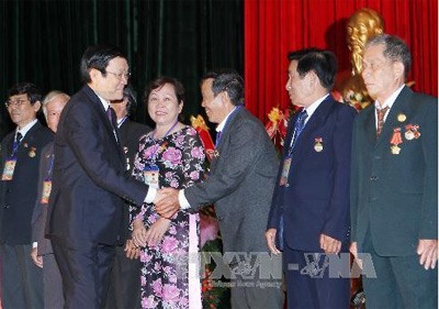 พิธีประกาศเกียรติคุณเป็นวีรชนกองกำลังติดอาวุธประชาชนให้แก่อดีตนักโทษการเมืองกงดอ - ảnh 1