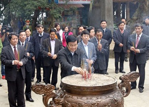 ท่านเจืองเติ้นซางประธานประเทศเวียดนามจุดธูปรำลึกประธานโฮจิมินห์ - ảnh 2