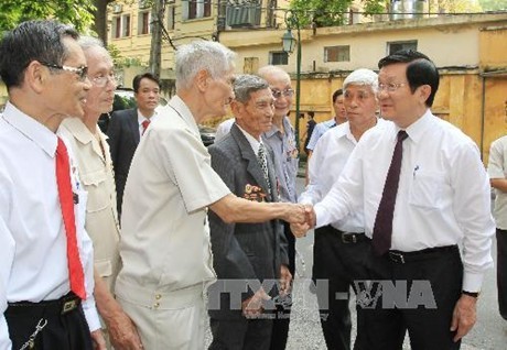 ประธานประเทศเวียดนามเดินทางไปเยือนและพบปะกับอดีตนักโทษการเมืองหว่าหล่อ - ảnh 1