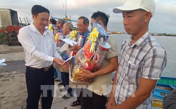 Ba Ria-Vung Tau fishermen set out to sea voyages after Tet  - ảnh 1