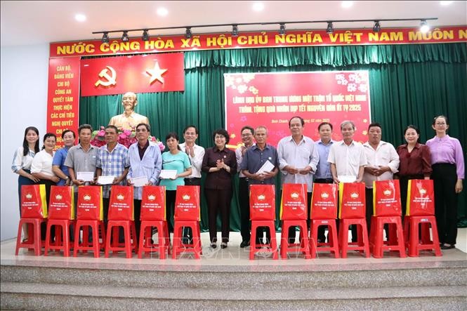 Vietnam Fatherland Front distributes 7 million Tet gift packages nationwide - ảnh 1