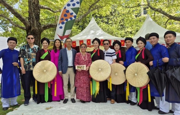 Quan Ho singing, Dong Ho paintings entertain Australian public - ảnh 1