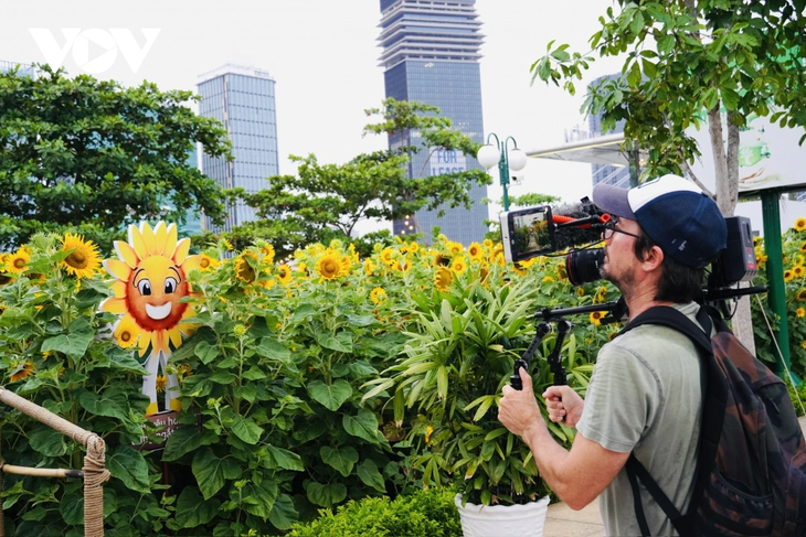 Young people flock to sunflower fields by Saigon River for stunning photos - ảnh 5