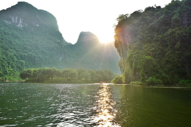 Trang An at sunset: Breathtaking harmony of nature and heritage - ảnh 1