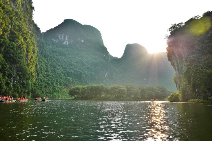 Trang An at sunset: Breathtaking harmony of nature and heritage - ảnh 6